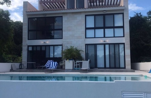Puerto Aventuras Apartment | Modern studio with AC and WiFi in fabulous Puerto Aventuras, Mexico. Pool. TV