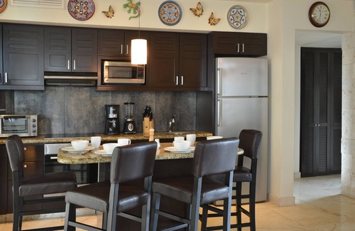 Downtown Condo | OceanFront condo on beach private hot tub! Minutes walk to restaurants and bars!