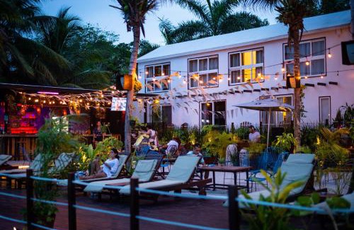 Centro Hostel | The Yak Lake House - Hostal Bacalar