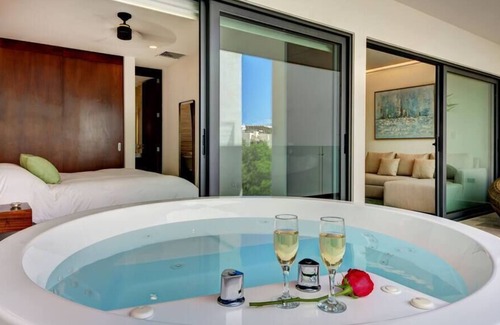 Gonzalo Guerrero Condo | Upscale Classy Condo Just Steps from the Beach