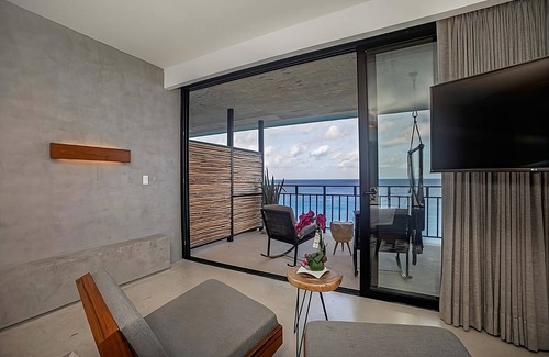 Zona Hotelera Norte House | Vacation is Calling! Pool, Free Parking, Minutes to Chankanaab Beach Adventure