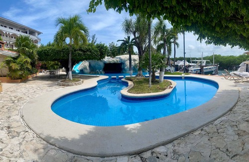 Zona Hotelera House | Yacht House in Hotel Zone Cancun, Mex