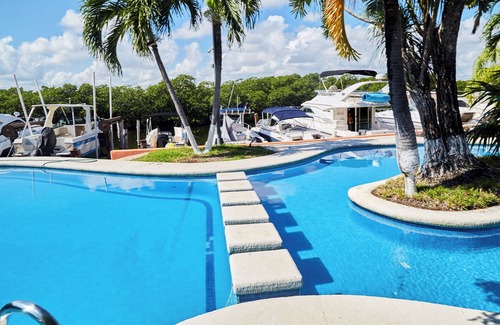 Zona Hotelera House | Yacht House in Hotel Zone Cancun, Mex