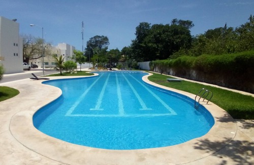 Puerto Juarez House | 1.6 mille from beach, 15 min the 5th. Av and Xcaret. Pool, Nespresso,wifi 60mbps