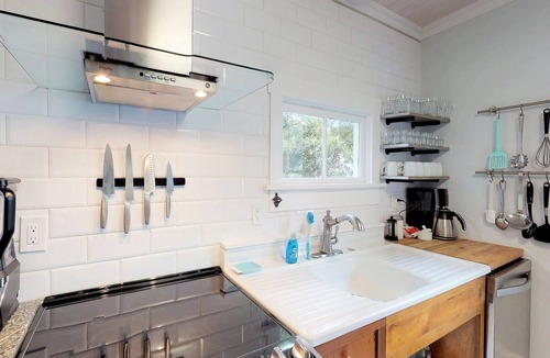 Downtown Historic District House | 💲1920 Lovingly Renovated💲3 KINGS - 2 Block Stroll to Historic DT- Beach just 3 Miles