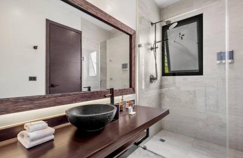 La Veleta Apartment | 1min to Downtown Asana Premium w/Pool & Concierge