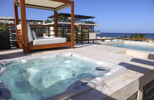 Downtown Apartment | 2 BR Ocean View PH- Jacuzzi and Private Pool steps from Mamitas Beach