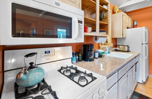 Ashland Hotel | 2 units with 6 bedrooms, 6 bathrooms, a kitchen and large dining area.