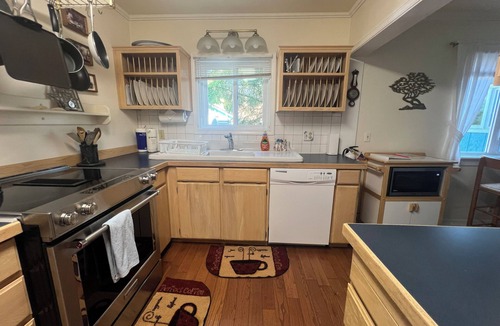 Seaside House | 3Bed/2Bath 1 block to Beach/Prom, Jetted Tub, Gas Fireplace, Homey