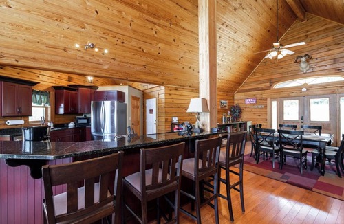 Blue Eye Cabin | 3BR Lakeview Lodge | Hot Tub & Game Room