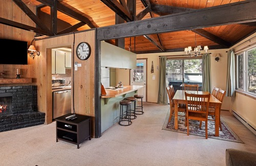 Sunriver House | 7 Grizzly - 2 Min to Village & SHARC, A/C, SHARC Passes, Hot Tub, Bikes, Updated