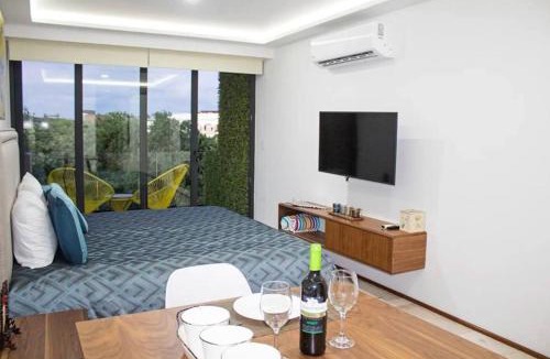Downtown Apartment | Apts 200m from beach sleeps 10