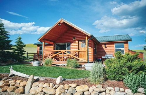 Saddlestring Cabin | Authentic Western-themed log cabin retreat near Bighorn National Forest, Lake DeSmet, & charming towns Buffalo & Sheridan. Perfect for history enthusiasts, hunters, or tranquil escapes. Accommodates up to 4 guests w/2 bedrooms, bath & kitchenette.