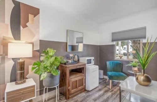 Bandon Hotel | B. Abstract: Professional Design + King Bed!