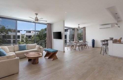 La Veleta House | BÄAK- Central Park PHA- 3 BED Penthouse PRIVATE ROOFTOP POOL GYM SPA