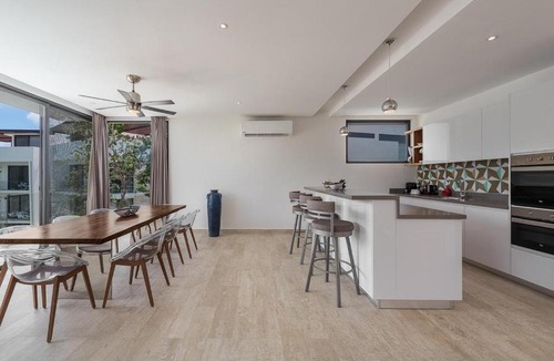 La Veleta House | BÄAK- Central Park PHA- 3 BED Penthouse PRIVATE ROOFTOP POOL GYM SPA