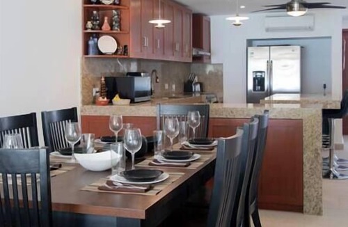 Zona Hotelera House | Beachfront Bliss - Spacious 4-Bed with Ocean View