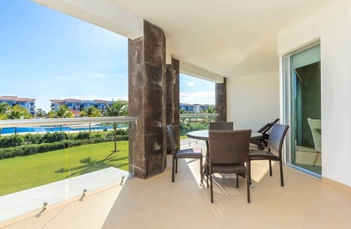 Puerto Juarez Condo | Beachfront Mareazul Condo w/Hot Tub & Mega Pool