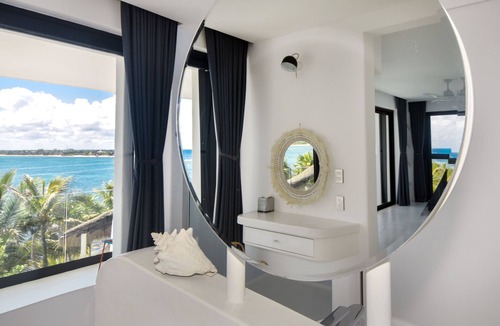 Soliman Bay Villa | Beachfront without seaweed, infinity pool, rooftop jacuzzi, Chef included.
