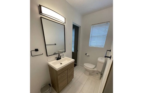 Riverside House | Beautiful downtown 3bed/2bath house w/ fenced yard