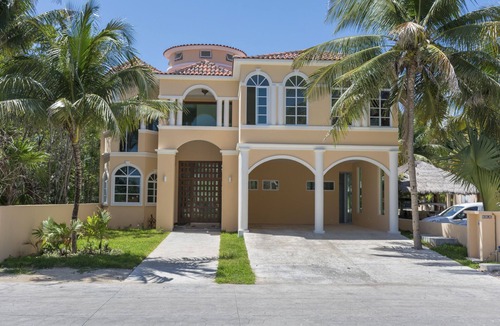 Puerto Aventuras House | Beautiful mansion in Puerto Aventuras with pool