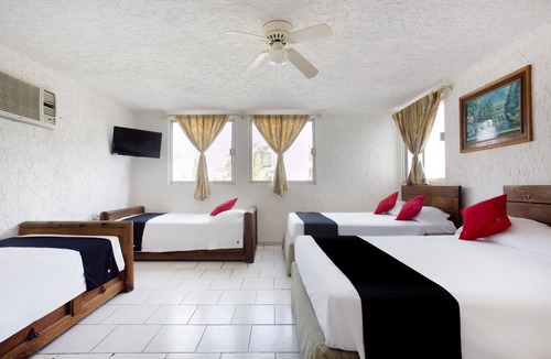 Downtown Cancun Hotel | Capital O Farallon Inn, Cancún