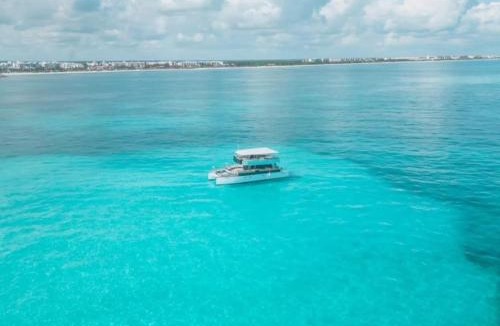 Zona Hotelera Boat Rental | Catamarán de lujo HASTEN