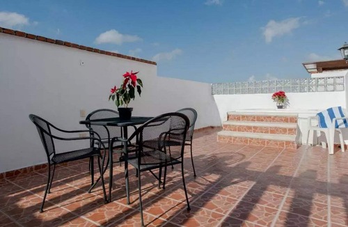 Gonzalo Guerrero Condo | Central 2BR, Private Roof, Large Pool, Dedicated Parking, Fast Wi-Fi, Smart TV