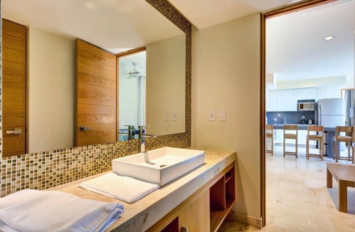 Downtown Condo | Central, Balcony, Rooftop Pool, 24 hr Security, Garage parking