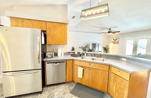 Gainesville House | Charming 3-bedroom house with Private Pool and HOT TUB in lovely Gainesville