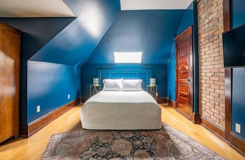 Broadway Hotel | Charming Room in Historic BnB - Rm6