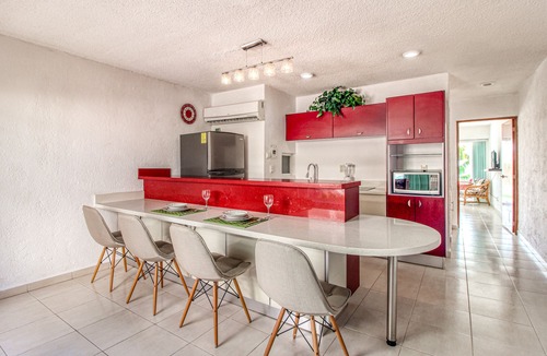 Zona Hotelera Apartment | Charming waterfront apartment with private beach access, covered patio & pool