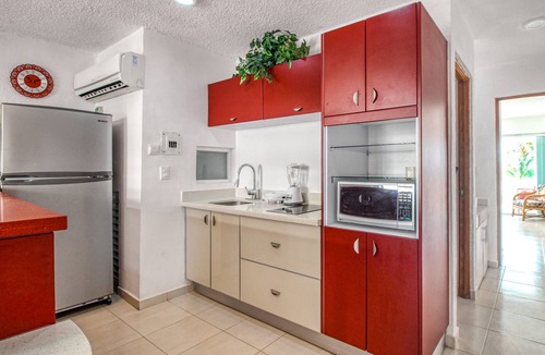 Zona Hotelera Apartment | Charming waterfront apartment with private beach access, covered patio & pool
