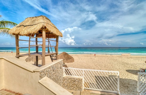 Zona Hotelera Apartment | Charming waterfront apartment with private beach access, covered patio & pool