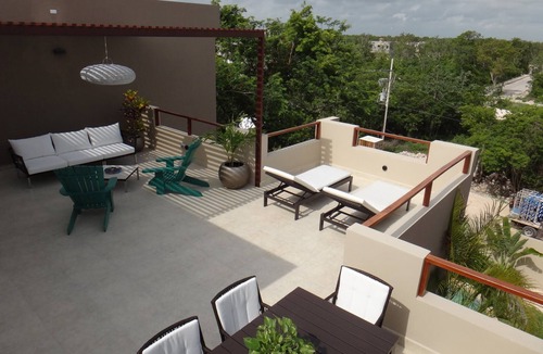 La Veleta Condo | Chic Penthouse on 2ET, 3BR, 2BA, Wi-Fi, a rooftop terrace overlooking the garden and pool