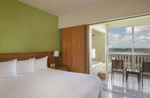 Zona Hotelera Hotel | Coastal Harmony Retreat