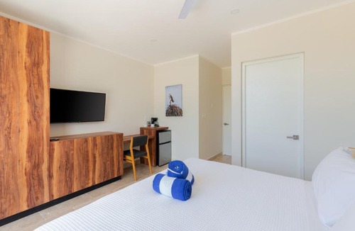 Zama Apartment | Comfy Room with Rooftop Pool, near Restaurants + Concierge