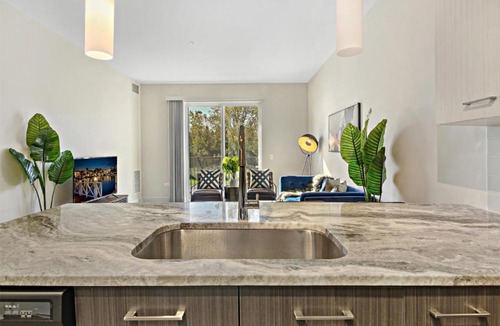 Forestview Apartment | Convenient 2BR Apartment in Oakbrook Best For Travellers OAK19