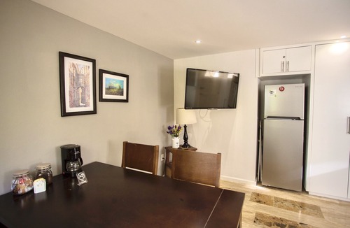 Zona Hotelera Apartment | Cozy 1BD with pool,one block from the beach
