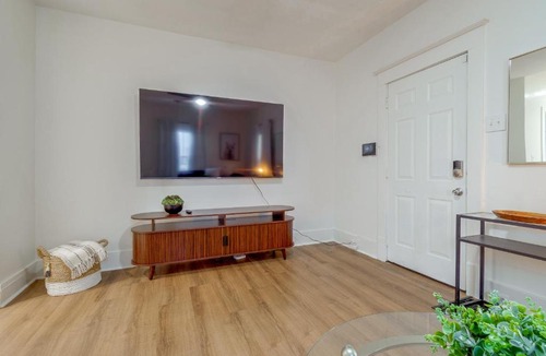 Bloomington House | Cozy 3-Bedroom Home close to ISU & IWU, Sleeps 6