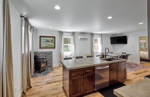 Rhododendron Cabin | Cozy Forest Cabin, Hot Tub, King beds, AC, Fast Wi-fi, Waterfront, Pet Friendly