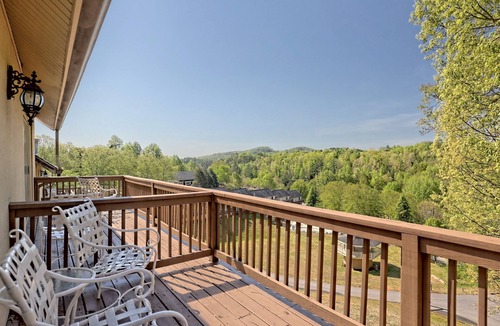 Clayton Hotel | Cozy King Room in Clayton with Mountain Views and Communal Pool