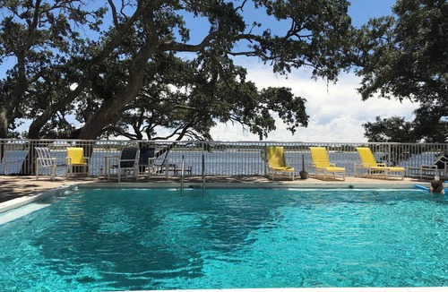 Mary Esther Condo | Crowds are gone, come to the water!