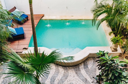 Downtown Condo | DAZZLING PLANTATION HOUSE SUITES STEPS FROM SEA. Family and pet friendly