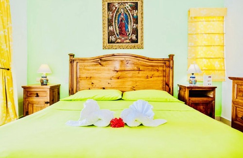 Playacar Bed & Breakfast | Deluxe Budget Balcony Room With Swimming Pool Air Conditioning and Parking