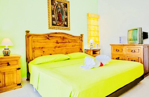 Playacar Bed & Breakfast | Deluxe Budget Balcony Room With Swimming Pool Air Conditioning and Parking