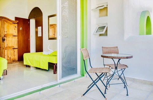 Playacar Bed & Breakfast | Deluxe Budget Balcony Room With Swimming Pool Air Conditioning and Parking