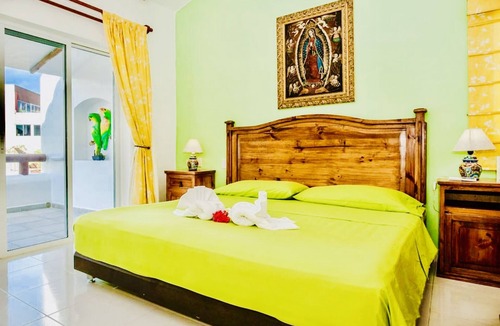 Playacar Bed & Breakfast | Deluxe Budget Balcony Room With Swimming Pool Air Conditioning and Parking