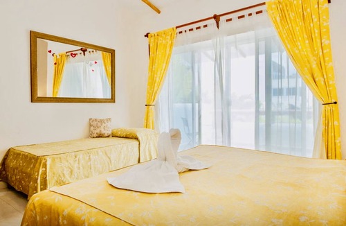 Playacar Bed & Breakfast | Deluxe Comfort Balcony Room With Swimming Pool Air Conditioning and Parking