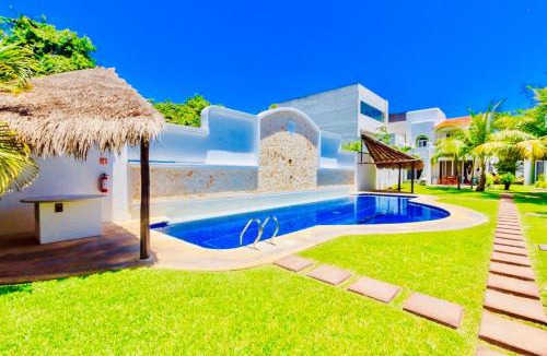 Playacar Bed & Breakfast | Deluxe Jacuzzi Balcony Room With Swimming Pool Air Conditioning and Parking